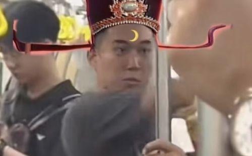 地铁判官吃瓜,揭秘都市地铁里的奇闻轶事